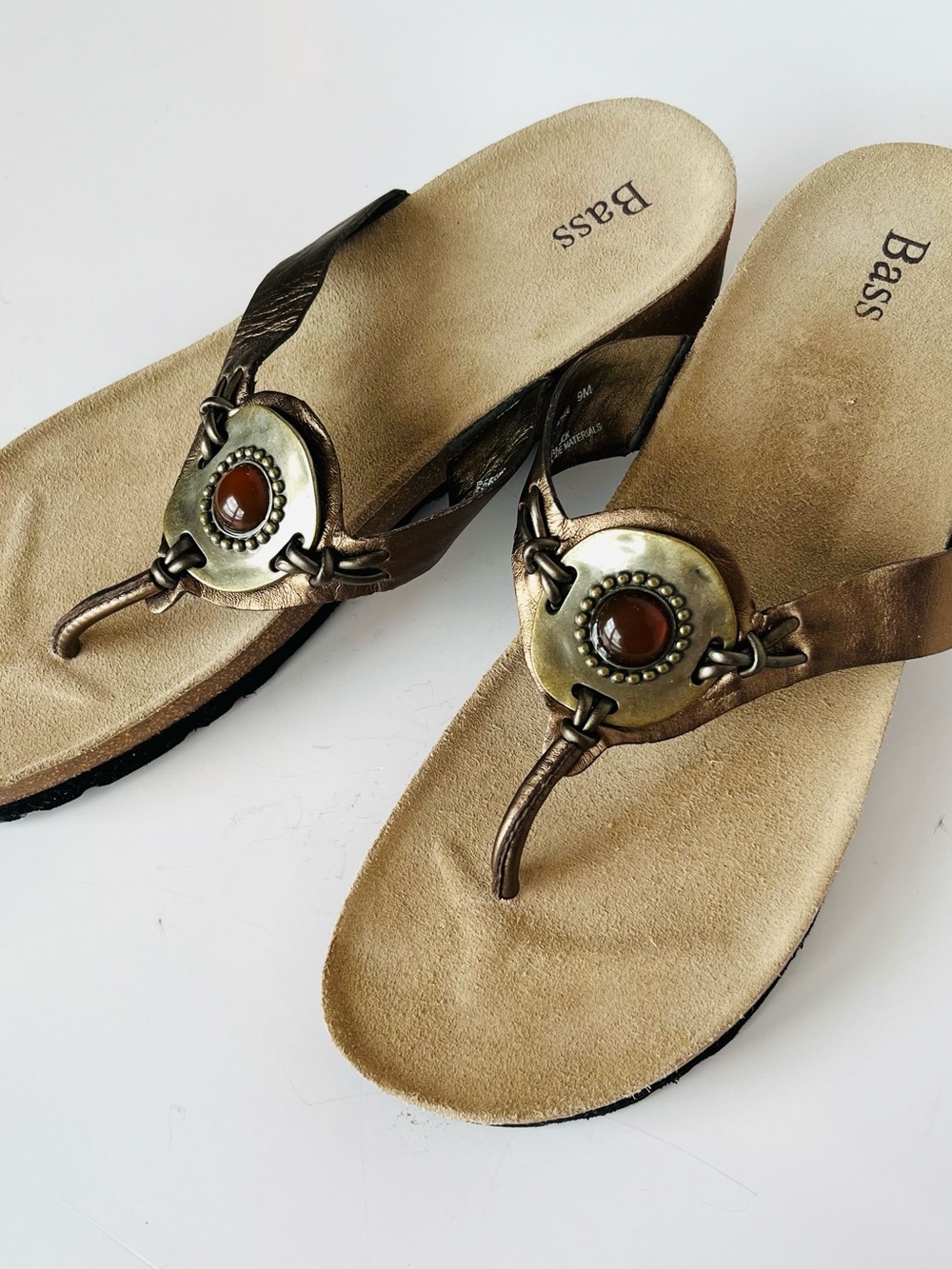 GH BASS & CO Sandals Cherokee Thong w Cooper Medallion Brown Suede 9 MEDIUM